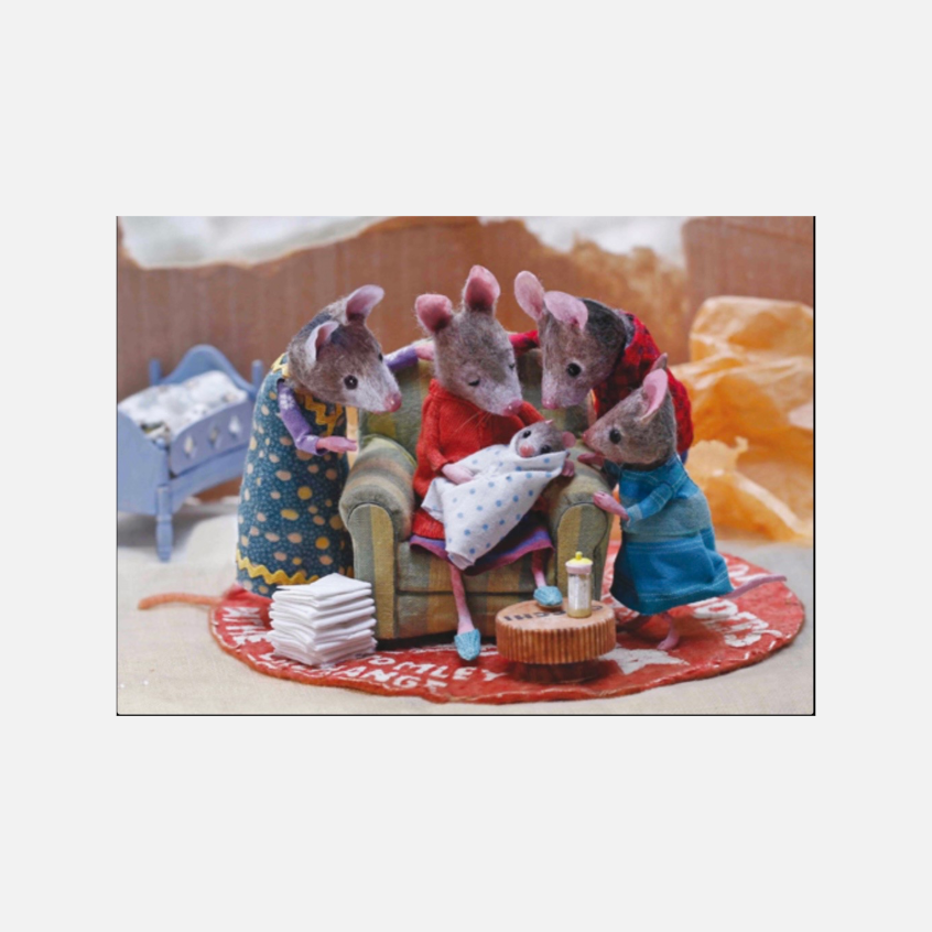 Eine Mäusefamilie versammelt sich liebevoll um eine Mäusemutter, die ein Baby im Arm hält.