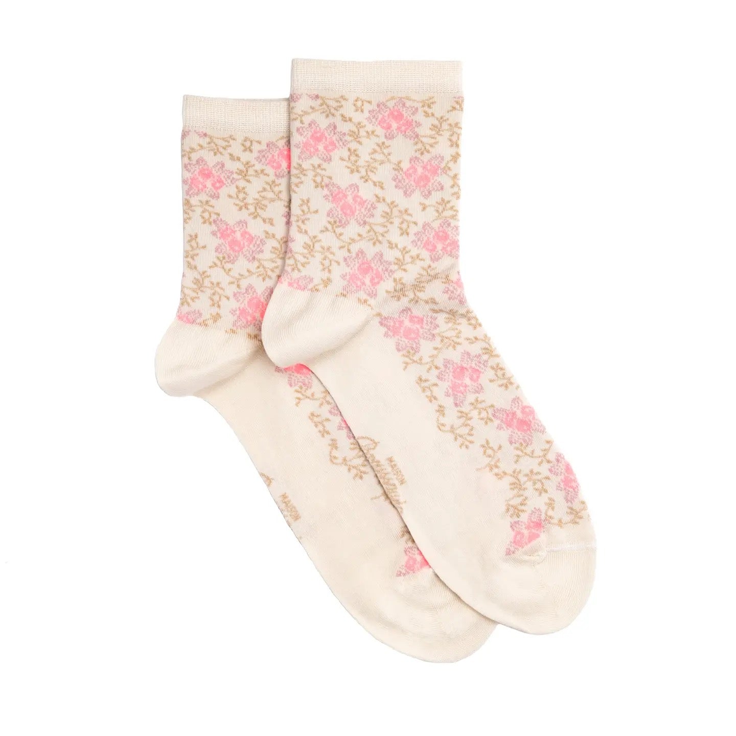 Ein Paar Maison Broussaud Socken flach nebeneinander liegend, Motiv mit rosa Blüten und feinen floralen Ornamenten.