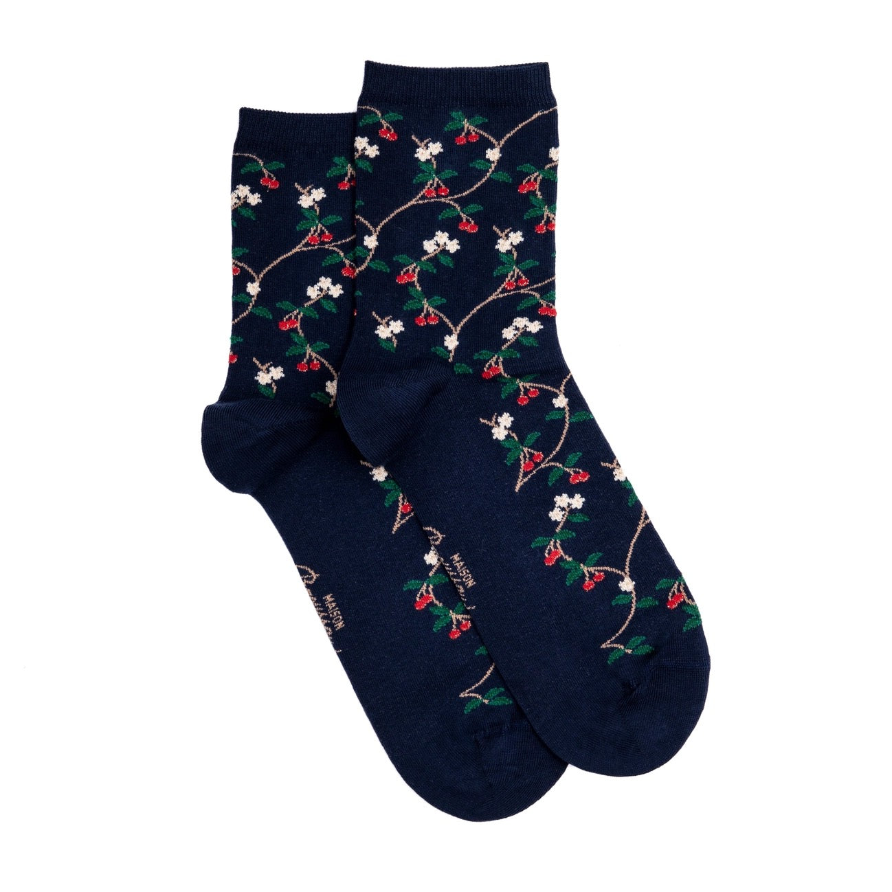 Ein Paar marineblaue Motivsocken mit Kirschzweigen flach liegend auf weißem Hintergrund.