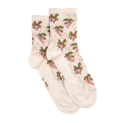 Ein Paar Maison Broussaud Socken flach nebeneinander liegend, Motiv mit rosa Radieschen, grünen Blättern und feinen floralen Ornamenten.