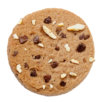 Ein runder, goldbraun gebackener Keks auf weißem Hintergrund, aus der Vogelperspektive fotografiert. Im Teig sind dunkle Schokoladenstückchen (Chocolate Chips) und helle, gehobelte Mandelstifte gleichmäßig verteilt und gut erkennbar.