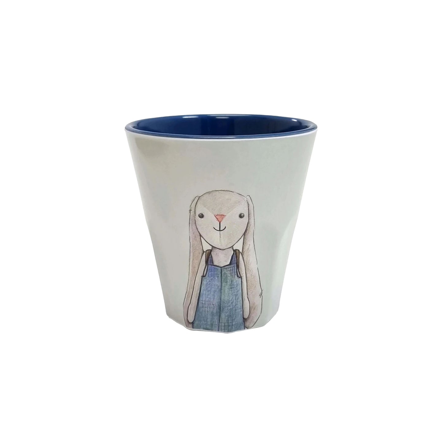 Becher mit Illustration eines Hasen in blauer Latzhose.