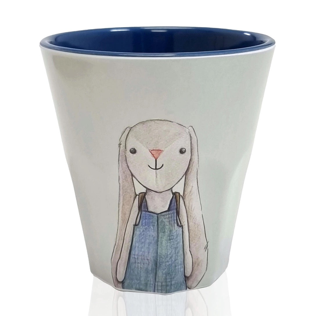 Becher mit Illustration eines Hasen in blauer Latzhose.