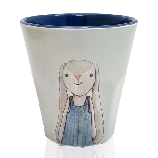 Becher mit Illustration eines Hasen in blauer Latzhose.