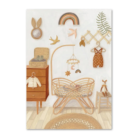 Eine sanfte Illustration eines Kinderzimmers im Boho-Stil. In der Mitte steht eine Wiege aus hellem Rattan mit einem gepunkteten Laken und einem Mobile darüber. An der weißen Wand hängen ein Regenbogen aus Makramee, ein Hasenspiegel, kleine Vögel und eine Holz-Garderobe mit einem gepunkteten Baby-Einteiler. Ein runder Jute-Teppich liegt auf dem hellen Holzboden.