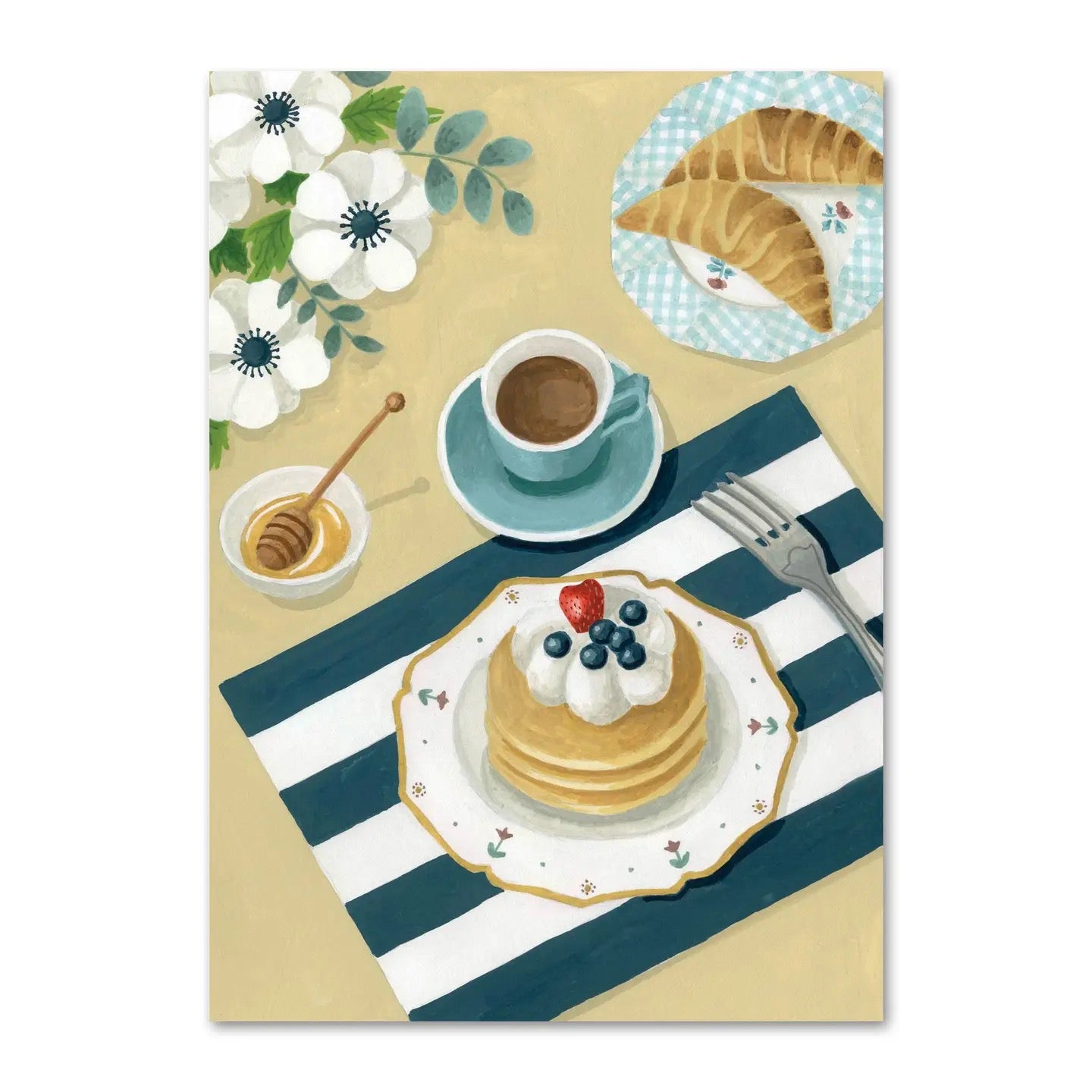 Eine helle Illustration eines Frühstückstisches von oben. Auf einer blau-weiß gestreiften Serviette steht ein Teller mit einem Stapel Pfannkuchen, die mit Sahne und Blaubeeren garniert sind. Daneben befinden sich eine Tasse Kaffee, ein Schälchen mit Honig und Honiglöffel sowie ein kleiner Teller mit zwei Croissants auf einem karierten Tuch. Weiße Blumen dekorieren die Szene.