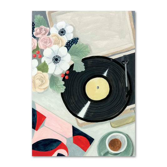 Eine Illustration aus der Vogelperspektive, die einen Kofferplattenspieler mit einer schwarzen Vinyl-Schallplatte zeigt. Daneben steht eine Vase mit weißen Anemonen, hellrosa Rosen und dunklen Beeren. In der unteren Ecke sind eine Espresso-Tasse und die Kante eines bunt gemusterten Buches oder Plattencovers zu sehen.