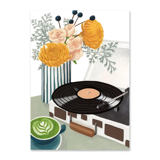 Eine gemütliche Stillleben-Illustration, die einen weißen Kofferplattenspieler zeigt, auf dem eine Schallplatte läuft. Im Vordergrund steht eine Tasse Matcha Latte mit Herz-Schaumkrone. Dahinter steht eine blau-weiß gestreifte Vase mit großen gelben Chrysanthemen, pfirsichfarbenen Rosen und silbrig-grünem Blattwerk.