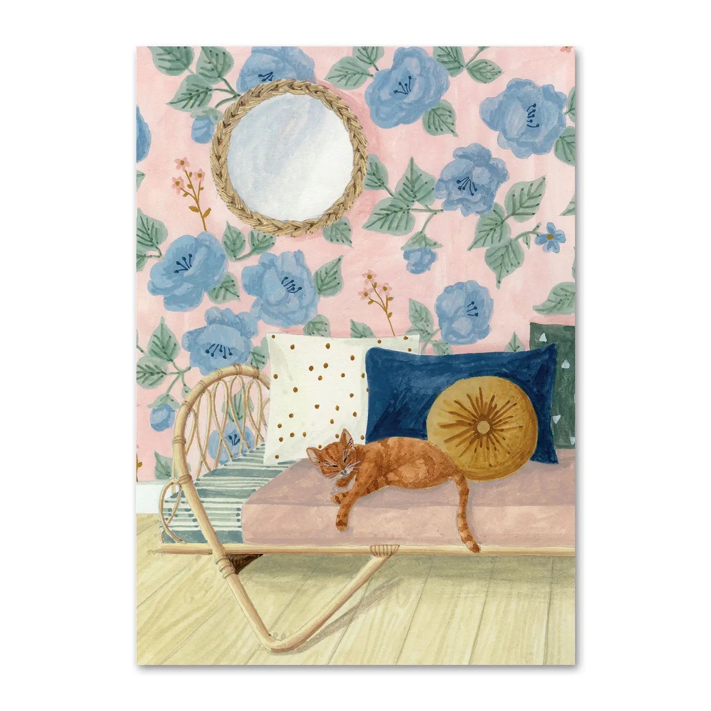 Eine gemütliche Illustration eines Rattan-Tagesbettes vor einer rosa Tapete mit großen blauen Blumenmustern. Eine rot getigerte Katze schläft eingerollt auf dem Bett neben verschiedenen Kissen. Über dem Bett hängt ein runder Spiegel mit Flechtrahmen. Die Szene strahlt eine ruhige, wohnliche Atmosphäre aus.