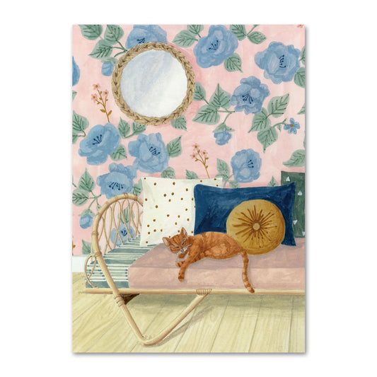 Eine gemütliche Illustration eines Rattan-Tagesbettes vor einer rosa Tapete mit großen blauen Blumenmustern. Eine rot getigerte Katze schläft eingerollt auf dem Bett neben verschiedenen Kissen. Über dem Bett hängt ein runder Spiegel mit Flechtrahmen. Die Szene strahlt eine ruhige, wohnliche Atmosphäre aus.