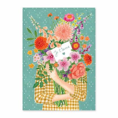 Eine farbenfrohe Illustration einer Person in einem gelb-weiß karierten Hemd, die einen riesigen Strauß bunter Blumen vor ihr Gesicht hält. Inmitten der Blumen steckt eine kleine weiße Karte mit der handschriftlichen Aufschrift „Je t'aime“ (Ich liebe dich) und einem kleinen Herz. Der Hintergrund ist in einem dunklen Mintgrün mit weißen Punkten gehalten.