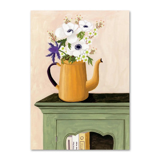 Eine Stillleben-Illustration einer gelben Emaille-Kanne, die als Vase für einen Strauß aus weißen Anemonen und einer lila Distel dient. Die Kanne steht auf einer grünen Kommode, in deren offenem Fach Buchrücken zu erkennen sind. Der Hintergrund ist in einem schlichten, hellen Beigeton gehalten.