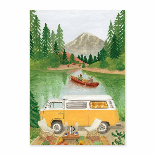 Eine malerische Illustration eines gelb-weißen VW-Busses, der an einem grünen Seeufer parkt. Im Vordergrund stehen zwei Klappstühle und ein kleiner Tisch mit einer Espressokanne. Auf dem See paddeln zwei Personen in einem roten Kanu vor einer Kulisse aus Tannen und einem grauen Berg unter bewölktem Himmel.