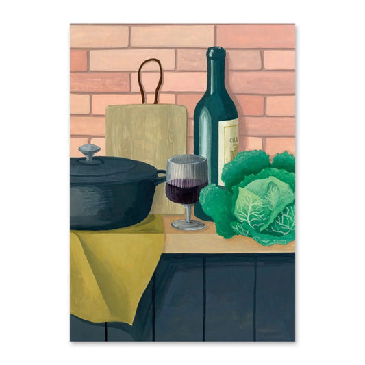Eine Stillleben-Illustration in einer Küche. Auf einer hellen Arbeitsplatte stehen ein gusseiserner schwarzer Topf, ein Holzschneidebrett, eine Flasche Rotwein und ein gefülltes Weinglas. Daneben liegt ein frischer, grüner Wirsingkohl. Der Hintergrund besteht aus einer hellrosa Backsteinwand.