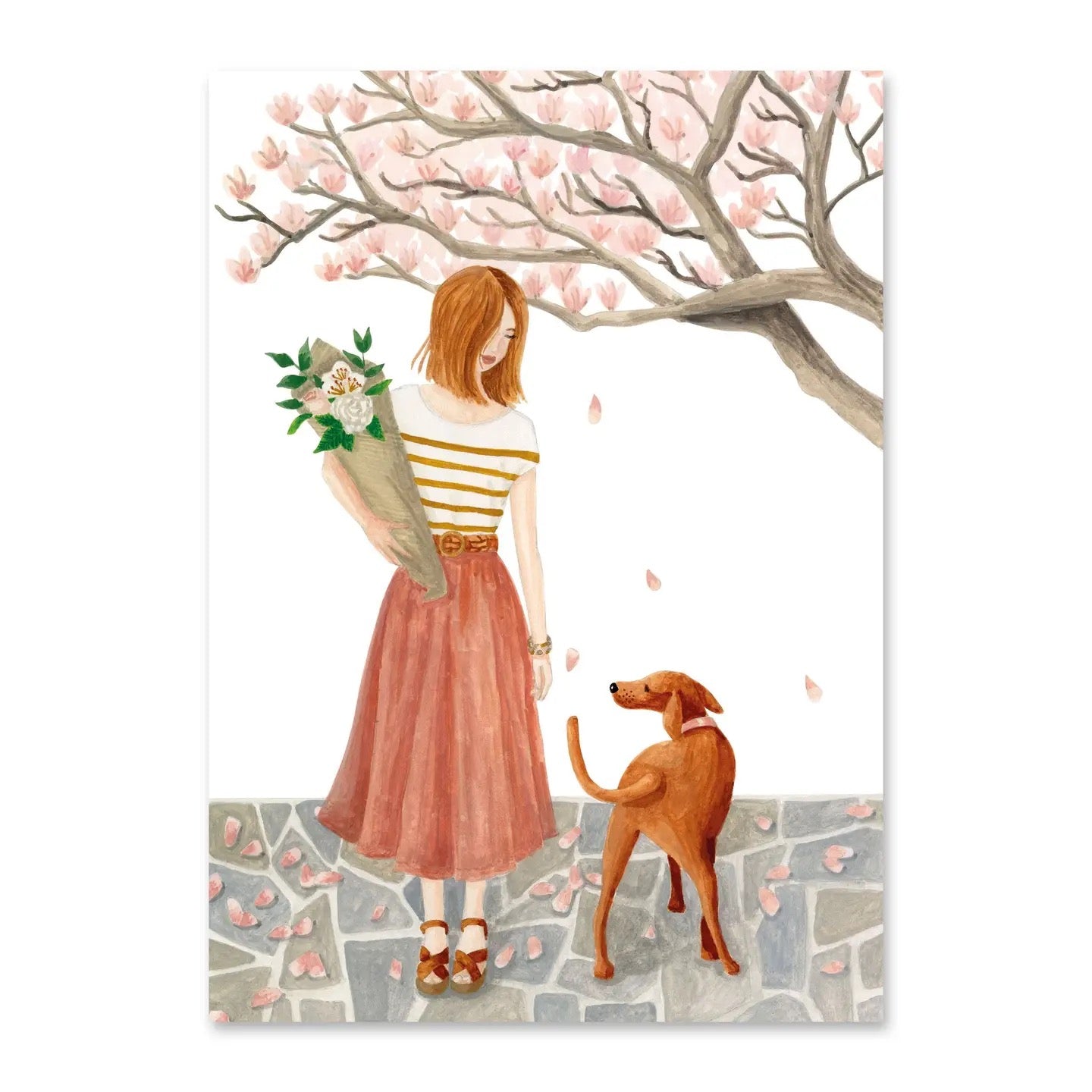 Eine Illustration einer Frau mit braunem Haar, die unter einem blühenden Kirschbaum steht. Sie trägt ein gestreiftes Oberteil, einen langen rötlichen Rock und hält einen großen Blumenstrauß im Arm. Ein brauner Hund schaut zu ihr hoch. Rosa Blütenblätter fallen sanft auf den gepflasterten Boden.