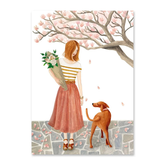 Eine Illustration einer Frau mit braunem Haar, die unter einem blühenden Kirschbaum steht. Sie trägt ein gestreiftes Oberteil, einen langen rötlichen Rock und hält einen großen Blumenstrauß im Arm. Ein brauner Hund schaut zu ihr hoch. Rosa Blütenblätter fallen sanft auf den gepflasterten Boden.