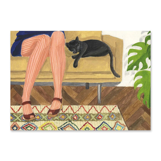 Eine Illustration, die die Beine einer Person zeigt, die auf einem senfgelben Sofa sitzt. Die Person trägt orange-weiß gestreifte Strumpfhosen und braune Sandalen. Eine schwarze Katze schläft entspannt neben ihr auf dem Sofa. Im Vordergrund liegt ein bunt gemusterter Teppich auf Fischgrätparkett, rechts ragt ein großes Blatt einer Monstera ins Bild.