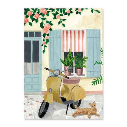 Eine Illustration einer sonnigen Straßenszene. Ein gelber Retro-Roller parkt auf Kopfsteinpflaster vor einer hellgelben Hauswand mit hellblauen Fensterläden. Eine rot getigerte Katze liegt entspannt daneben. Über der Szene ranken rosa Rosen, und auf dem Fenstersims stehen Zimmerpflanzen in Töpfen.