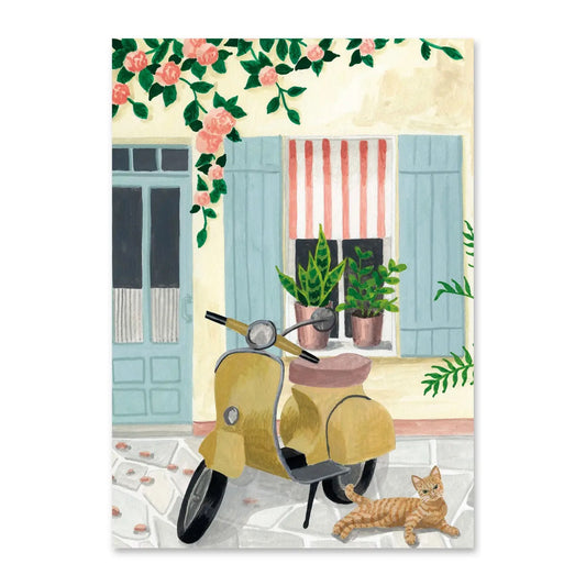 Eine Illustration einer sonnigen Straßenszene. Ein gelber Retro-Roller parkt auf Kopfsteinpflaster vor einer hellgelben Hauswand mit hellblauen Fensterläden. Eine rot getigerte Katze liegt entspannt daneben. Über der Szene ranken rosa Rosen, und auf dem Fenstersims stehen Zimmerpflanzen in Töpfen.