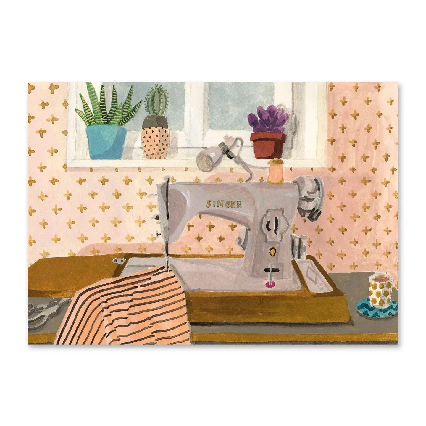 Eine gemütliche Illustration einer vintage Singer-Nähmaschine auf einem Holztisch. Vor der Maschine liegt ein gestreifter Stoff, daneben stehen eine Tasse Kaffee und eine Schere. Im Hintergrund ist ein Fensterbrett mit drei verschiedenen Sukkulenten in bunten Töpfen vor einer rosa gemusterten Tapete zu sehen.