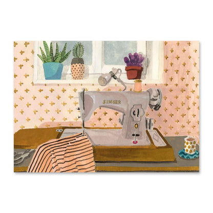 Eine gemütliche Illustration einer vintage Singer-Nähmaschine auf einem Holztisch. Vor der Maschine liegt ein gestreifter Stoff, daneben stehen eine Tasse Kaffee und eine Schere. Im Hintergrund ist ein Fensterbrett mit drei verschiedenen Sukkulenten in bunten Töpfen vor einer rosa gemusterten Tapete zu sehen.