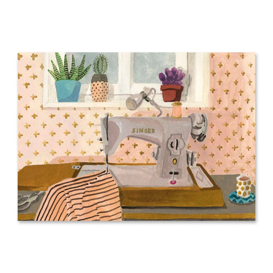 Eine gemütliche Illustration einer vintage Singer-Nähmaschine auf einem Holztisch. Vor der Maschine liegt ein gestreifter Stoff, daneben stehen eine Tasse Kaffee und eine Schere. Im Hintergrund ist ein Fensterbrett mit drei verschiedenen Sukkulenten in bunten Töpfen vor einer rosa gemusterten Tapete zu sehen.
