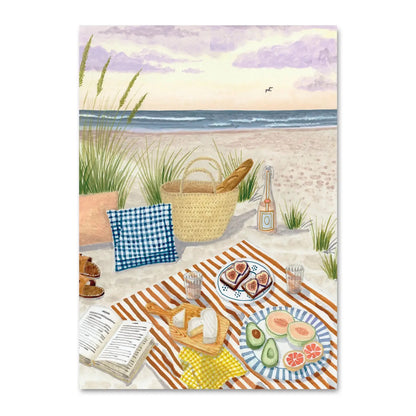 Eine sommerliche Illustration eines Picknicks im Sand vor einer Meereskulisse bei Sonnenuntergang. Auf einer rot-weiß gestreiften Decke liegen ein aufgeschlagenes Buch, Käse auf einem Holzbrett, Feigen-Toasts und eine Platte mit Melone und Avocado. Ein großer Korb mit Baguette, eine Flasche Limonade und Strandhafer im Hintergrund runden die Szene ab.