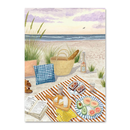 Eine sommerliche Illustration eines Picknicks im Sand vor einer Meereskulisse bei Sonnenuntergang. Auf einer rot-weiß gestreiften Decke liegen ein aufgeschlagenes Buch, Käse auf einem Holzbrett, Feigen-Toasts und eine Platte mit Melone und Avocado. Ein großer Korb mit Baguette, eine Flasche Limonade und Strandhafer im Hintergrund runden die Szene ab.