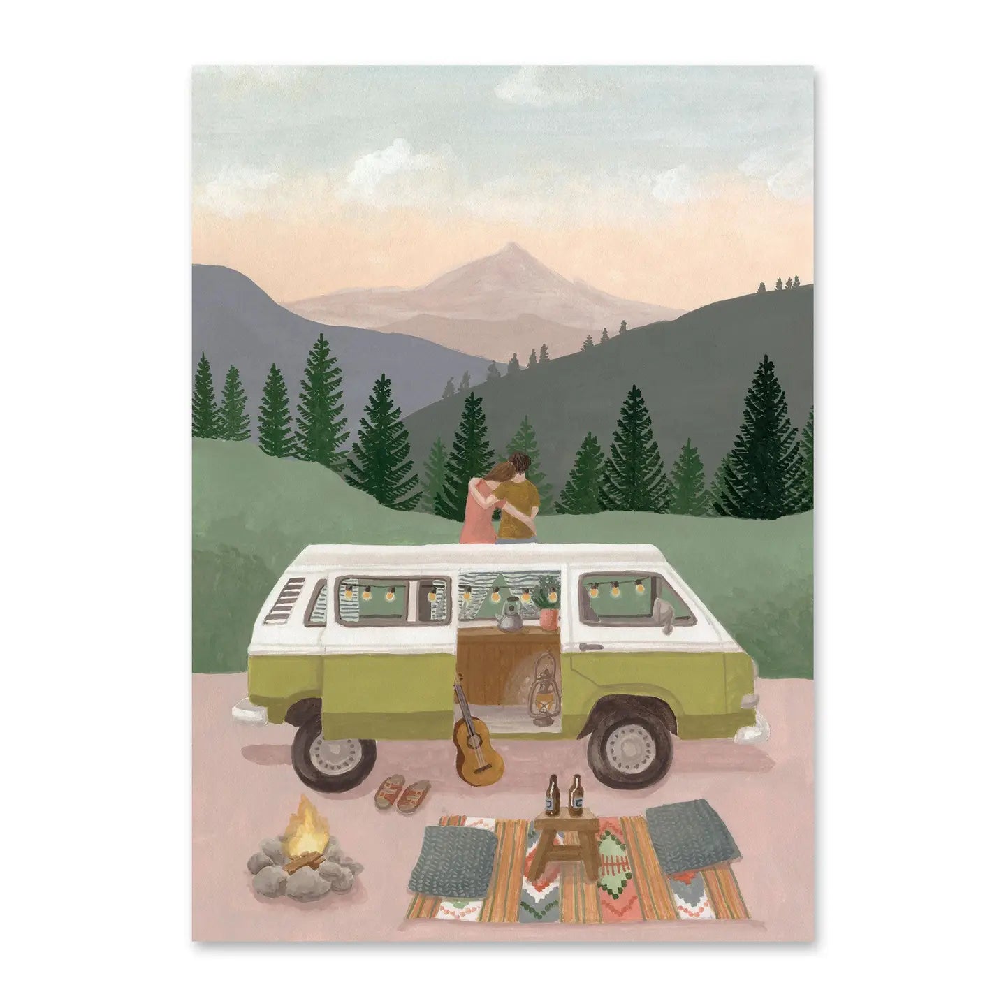 Eine malerische Illustration eines olivgrünen VW-Busses, der vor einer Bergkulisse mit Nadelbäumen parkt. Ein Paar sitzt oben auf dem Dach des Busses und schaut in den Sonnenuntergang. Im Vordergrund brennt ein kleines Lagerfeuer neben einer Picknickdecke mit Kissen, einer Gitarre und zwei Flaschen auf einem Schemel.