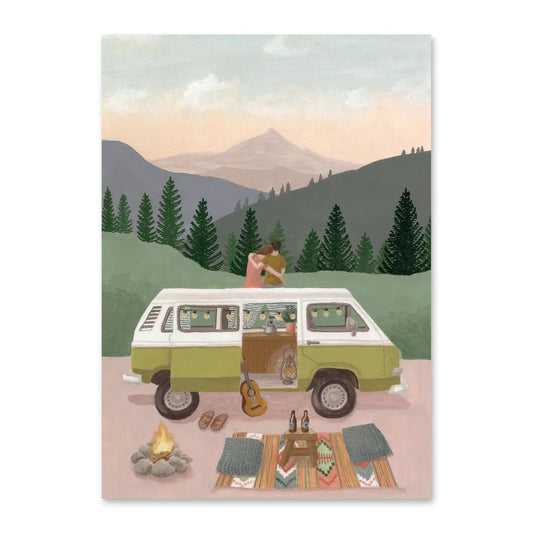 Eine malerische Illustration eines olivgrünen VW-Busses, der vor einer Bergkulisse mit Nadelbäumen parkt. Ein Paar sitzt oben auf dem Dach des Busses und schaut in den Sonnenuntergang. Im Vordergrund brennt ein kleines Lagerfeuer neben einer Picknickdecke mit Kissen, einer Gitarre und zwei Flaschen auf einem Schemel.