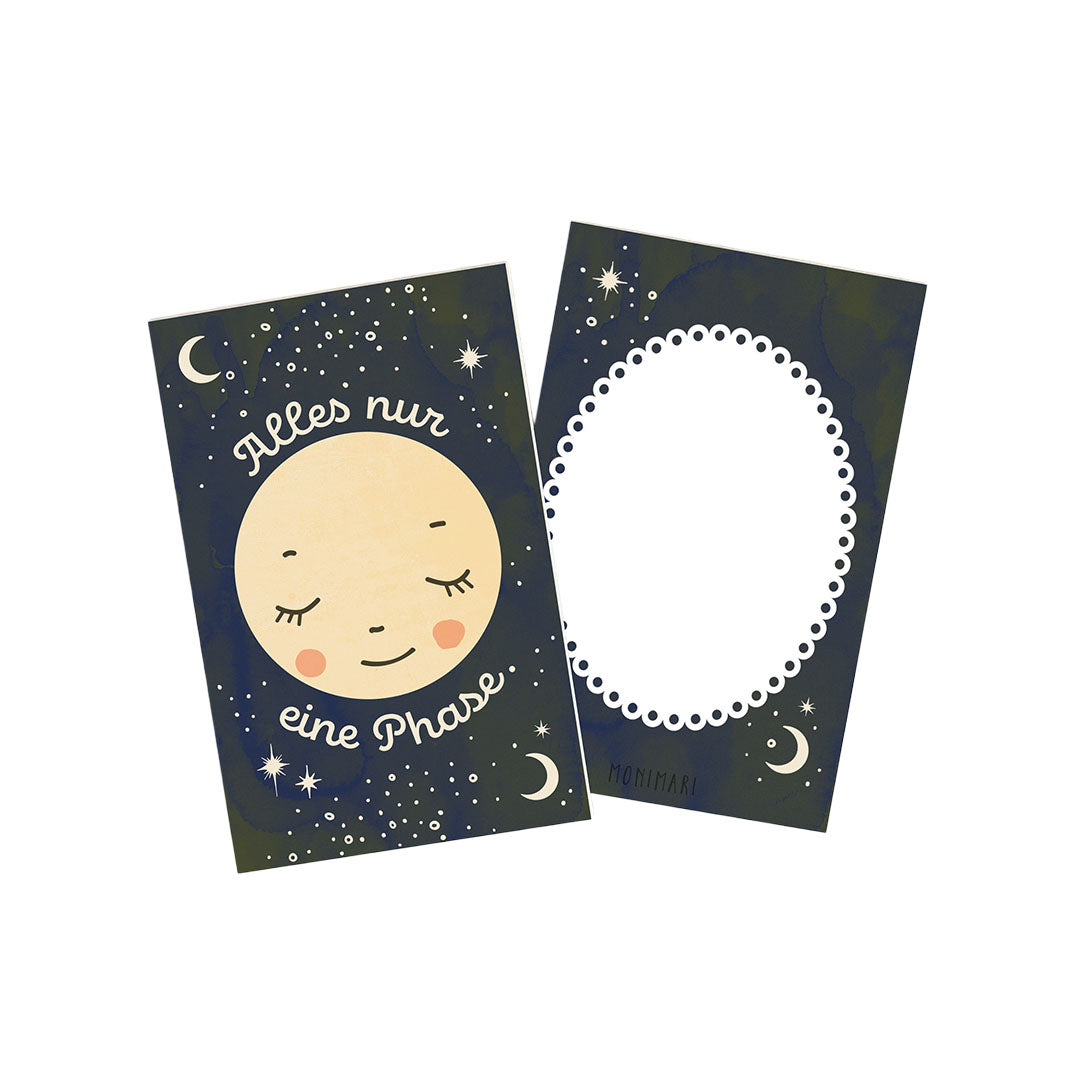 Minikarte von Monimari im Nachtdesign. Vorderseite: Dunkler Sternenhimmel mit einem schlafenden, lächelnden Vollmond und dem Bogen-Schriftzug „Alles nur eine Phase.“. Rückseite: Dunkelblauer Hintergrund mit weißem, geperltem Oval-Rahmen, Sternen und Mondmotive-Verzierungen unten.