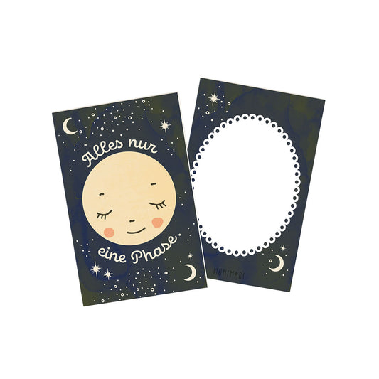 Minikarte von Monimari im Nachtdesign. Vorderseite: Dunkler Sternenhimmel mit einem schlafenden, lächelnden Vollmond und dem Bogen-Schriftzug „Alles nur eine Phase.“. Rückseite: Dunkelblauer Hintergrund mit weißem, geperltem Oval-Rahmen, Sternen und Mondmotive-Verzierungen unten.