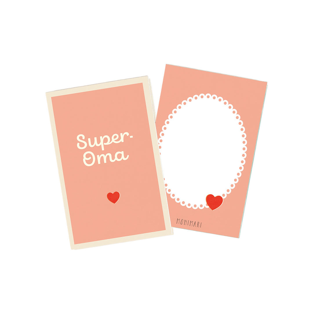 Minikarte von Monimari in Lachsrosa/Pfirsichton. Vorderseite: Heller Hintergrund mit dem Schriftzug „Super-Oma“ und einem kleinen roten Herz darunter. Rückseite: Lachsrosafarbener Hintergrund mit weißem, geperltem Oval-Rahmen und einem kleinen roten Herz unten rechts.
