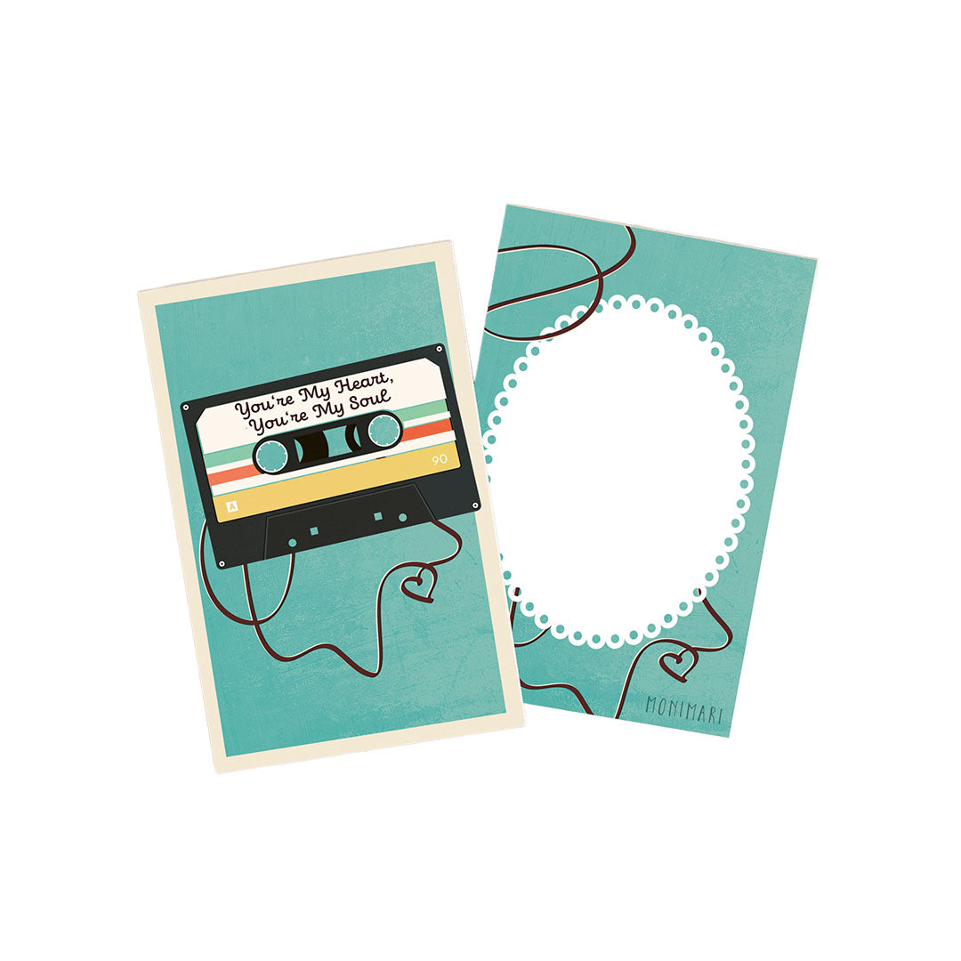 Minikarte von Monimari im Retro-Design auf türkisblauem Grund. Vorderseite: Eine Musikkassette mit der Aufschrift „You're My Heart, You're My Soul“ und herausgefallenem Band, das ein Herz formt. Rückseite: Türkisblauer Hintergrund mit weißem, geperltem Oval-Rahmen und geschwungenem Kassettenband-Muster.