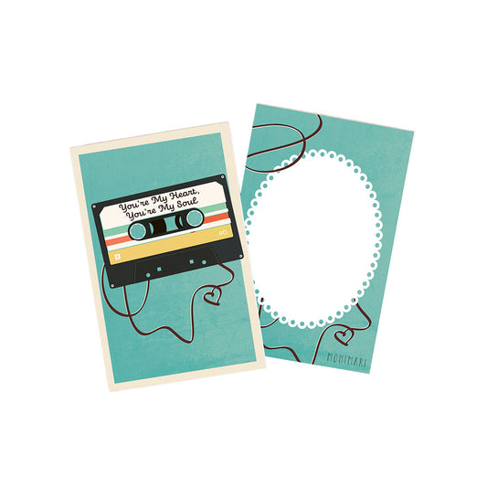 Minikarte von Monimari im Retro-Design auf türkisblauem Grund. Vorderseite: Eine Musikkassette mit der Aufschrift „You're My Heart, You're My Soul“ und herausgefallenem Band, das ein Herz formt. Rückseite: Türkisblauer Hintergrund mit weißem, geperltem Oval-Rahmen und geschwungenem Kassettenband-Muster.