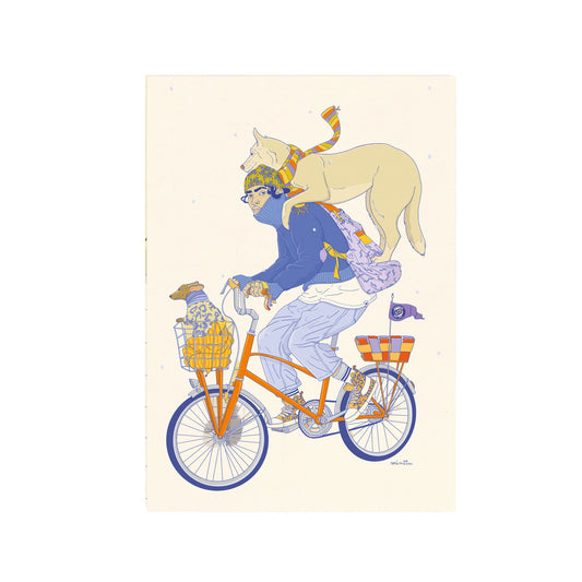 Eine llustrierte Postkarte zeigt eine Person, die auf einem orangefarbenen Fahrrad. Sie trägt eine gelbe Mütze, einen blauen Pullover, weite lila Hosen. Ein großer cremefarbener Hund balanciert auf ihren Schultern und trägt ebenfalls einen gestreiften Schal. Ein kleinerer brauner Hund, der einen Pullover im Leo-Muster trägt, sitzt gemütlich in einem Drahtkorb auf dem Lenker, der mit einer Decke ausgelegt ist. Die Person blickt nach vorn.