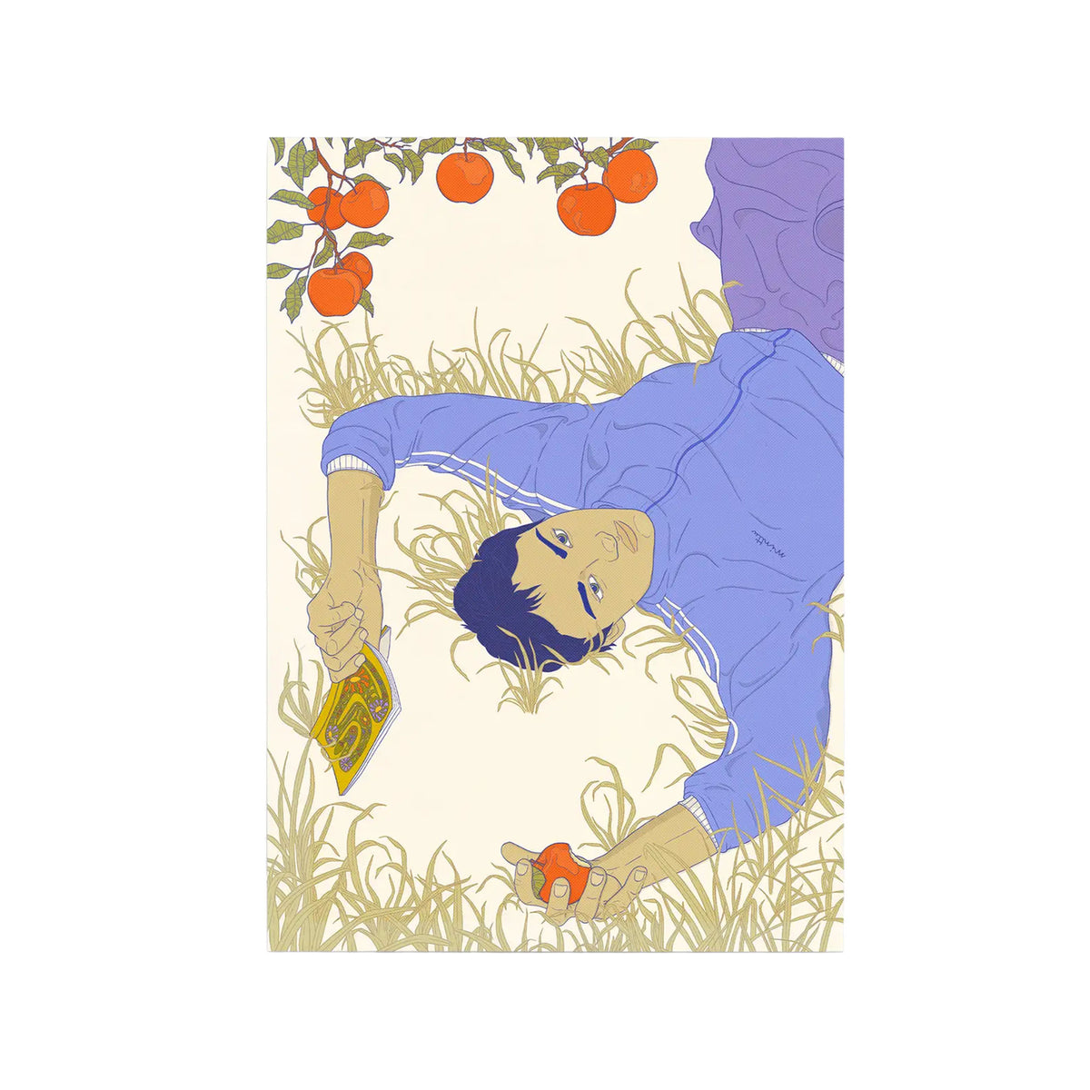 Eine illustrierte Postkarte im Line-Art-Stil zeigt eine Person mit kurzen, dunklen Haaren, die rücklings im Gras unter einem Apfelbaum liegt und direkt den Betrachter anblickt. Sie trägt eine periwinkle-blaue Trainingsjacke mit weißen Streifen an den Ärmeln und eine passende Hose. In der einen Hand hält sie ein kleines, gelb illustriertes Buch, während die andere Hand am Boden nach einem angebissenen, orange-roten Apfel greift. Über der Person hängen Äste mit grünen Blättern und reifen Äpfeln. 