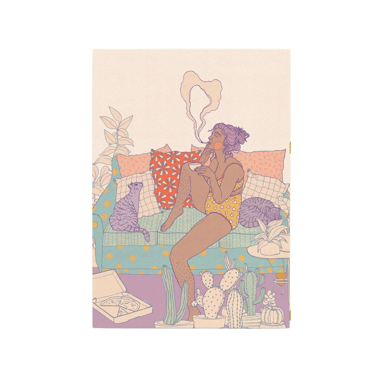 Eine illustrierte Postkarte zeigt eine Person mit lilafarbenen Haaren, die entspannt auf einer türkis gemusterten Couch sitzt. Sie trägt ein gelbes Set aus BH und Slip mit Herzmuster und raucht. Ihre Beine sind angewinkelt, und sie hält eine Tasse. Zwei Katzen, eine gestreifte und eine lila, kuscheln sich zu ihr. Auf dem lila Teppich davor steht eine offene Pizzaschachtel mit einer Scheibe Pizza, umgeben von verschiedenen Kakteen und Sukkulenten in Töpfen. 