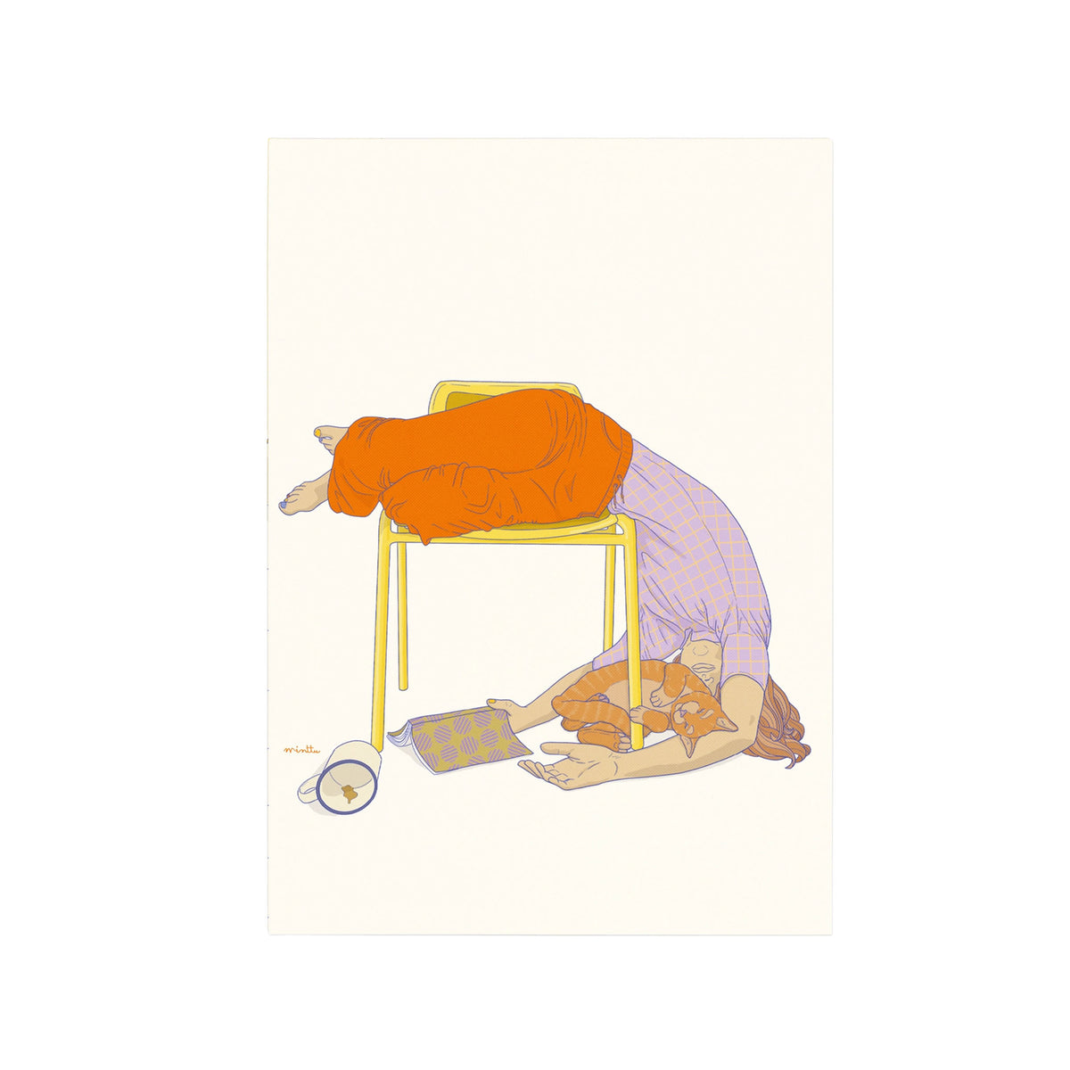 Eine Postkarte im flachen Illustrativ-Stil zeigt eine Person, die kopfüber unter einem gelben Stuhl liegt, die Beine ruhen auf dem Sitz. Sie trägt eine orangefarbene Hose und ein kariertes Hemd. Ihr Kopf ruht auf dem Boden, eine orangefarbene Tigerkatze schläft friedlich auf ihrer Schulter. Ein aufgeschlagenes Buch mit einem geometrischen Muster liegt auf ihrer Hand. Eine Tasse mit Kaffee steht auf dem Boden. Der Hintergrund ist schlicht cremefarben.