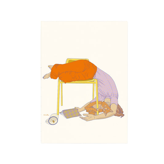 Eine Postkarte im flachen Illustrativ-Stil zeigt eine Person, die kopfüber unter einem gelben Stuhl liegt, die Beine ruhen auf dem Sitz. Sie trägt eine orangefarbene Hose und ein kariertes Hemd. Ihr Kopf ruht auf dem Boden, eine orangefarbene Tigerkatze schläft friedlich auf ihrer Schulter. Ein aufgeschlagenes Buch mit einem geometrischen Muster liegt auf ihrer Hand. Eine Tasse mit Kaffee steht auf dem Boden. Der Hintergrund ist schlicht cremefarben.
