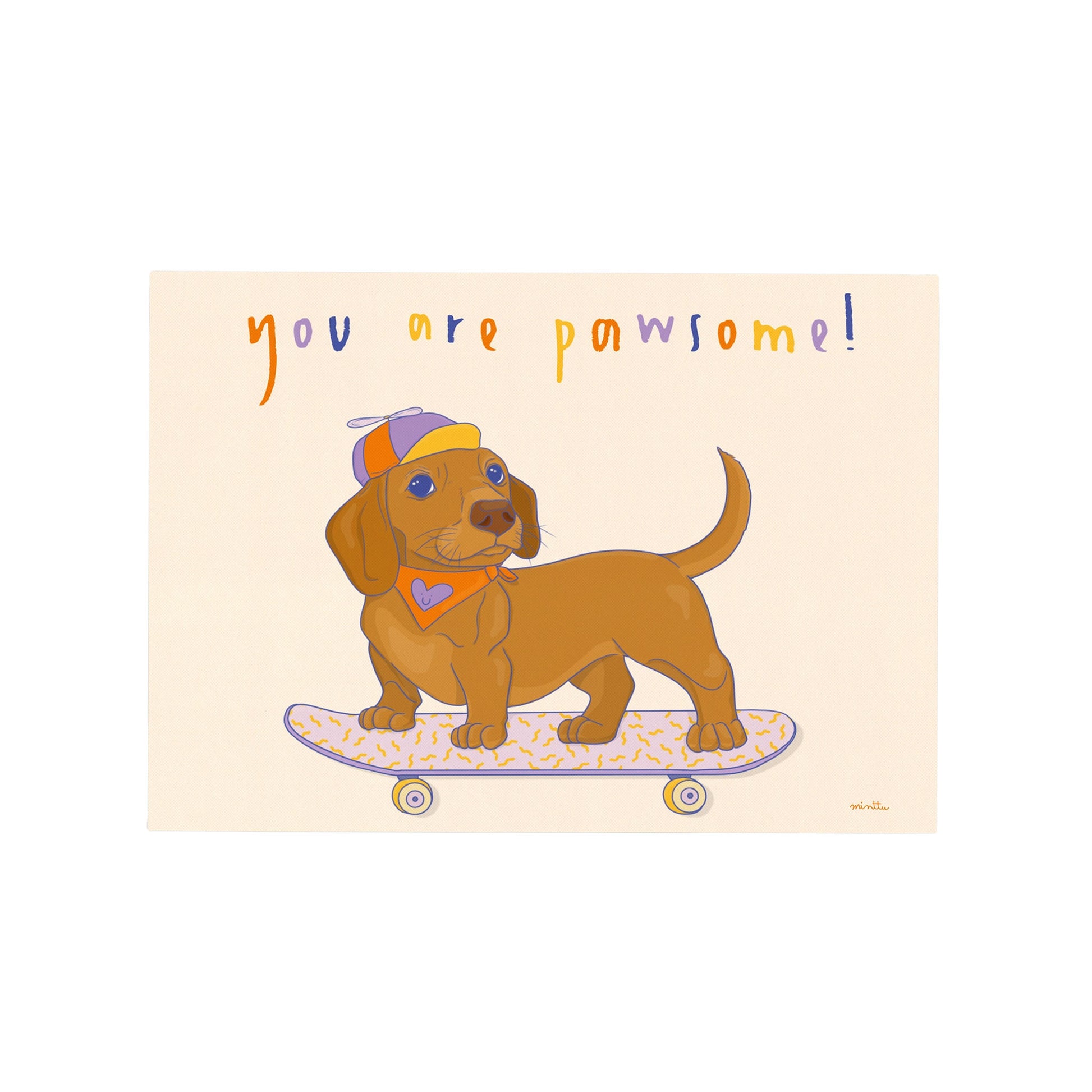 Eine flach illustrierte Postkarte auf cremefarbenem Hintergrund zeigt einen niedlichen Dackel-Welpen, der selbstbewusst auf einem lila Skateboard mit Muster steht. Der Dackel trägt eine kleine orangefarbene Mütze mit lilafarbenem Schirm und ein orangefarbenes Halstuch mit einem Herz. Oben steht in handgeschriebener, bunter Schrift der englische Text: "you are pawsome!". Die Illustration ist einfach, fröhlich und farbenfroh.