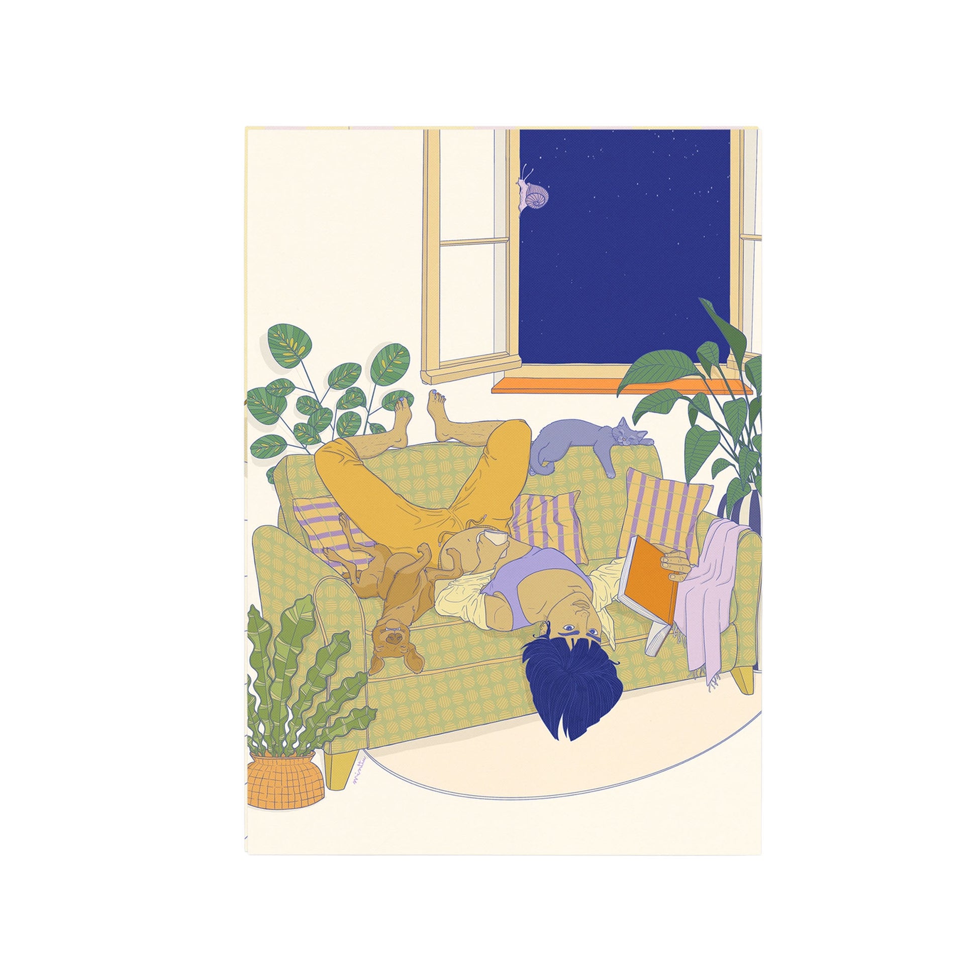 Die Postkarte zeigt einen Mann mit blauen Haaren, der entspannt und kopfüber auf einem grün karierten Sofa liegt. Er trägt ein lila Crop-Top und orangefarbene Hosen. Die Beine sind angewinkelt, und er hält ein oranges Buch in der einen Hand, während er mit der anderen eine Tasse hält. Ein kleiner brauner Hund schläft zusammengerollt auf ihrem Bauch, und eine lila Katze ruht auf der Sofalehne. Der Hintergrund zeigt ein offenes Fenster mit Blick auf einen dunklen Sternenhimmel, mehrere Zimmerpflanzen.