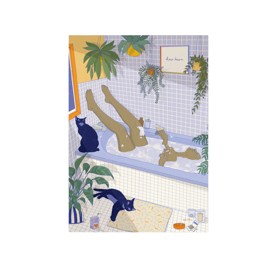 Eine entspannende, flach illustrierte Postkarte zeigt eine Szene in einem Badezimmer. Eine Person liegt in einer gefüllten Badewanne, nur ihre Beine ragen heraus. Sie hält eine Zigarette und einen Drink. Das Badezimmer ist voll mit verschiedenen grünen Hängepflanzen, die von der Decke hängen, und hat weiße Fliesen mit lila Fugen. Ein schwarzer Kater sitzt auf dem Rand der Wanne, ein anderer spielt auf dem Boden. Ein gerahmter Spruch an der Wand sagt "Slow down.". Die Farben sind ruhig und natürlich.