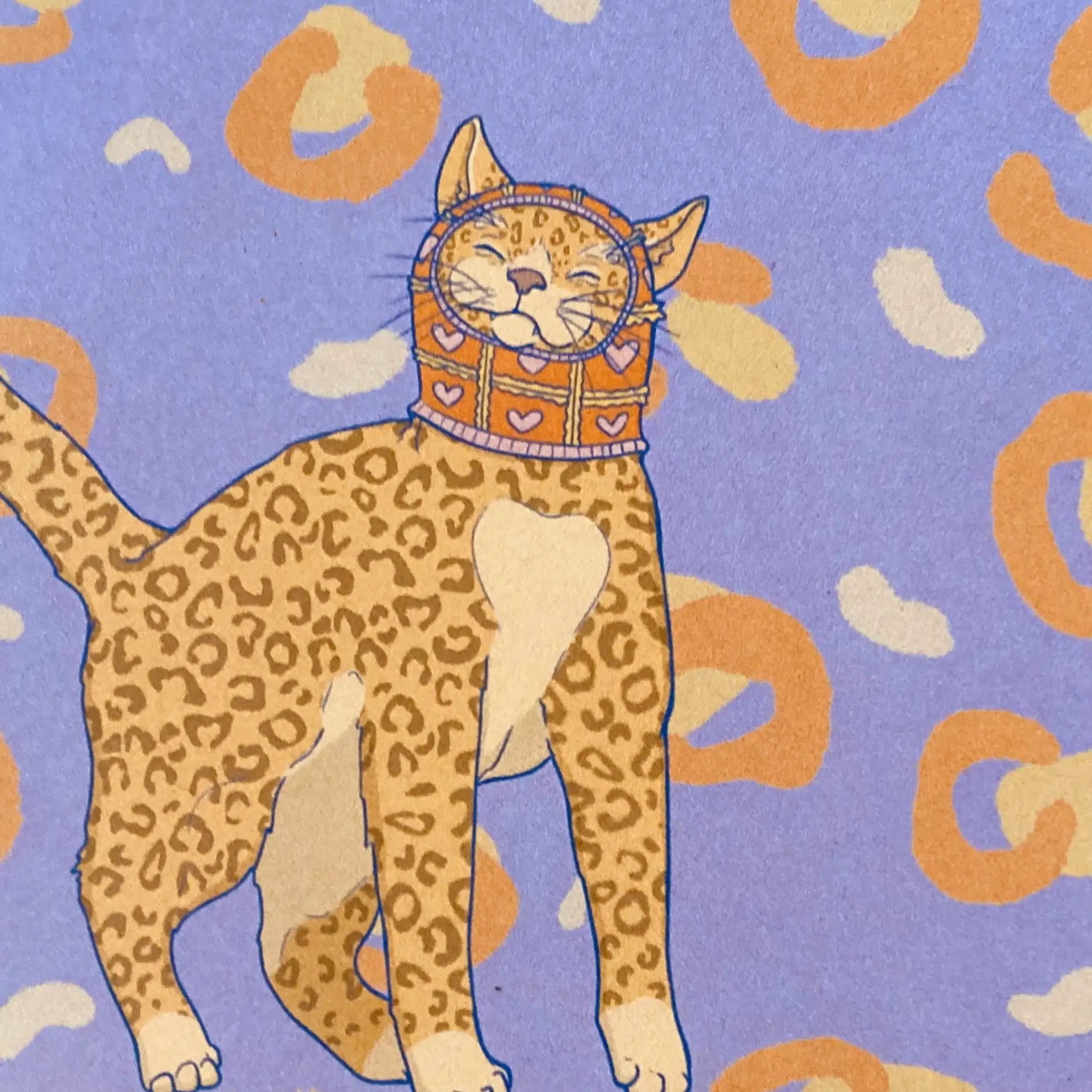 Illustration eines gefleckten Leoparden im Comic-Stil auf fliederfarbenem Hintergrund mit Fleckenmuster. Der Leopard schaut lächelnd nach vorne und trägt eine orange-blaue, gemusterte Haube oder Maske um das Gesicht, die mit kleinen Herzen verziert ist.