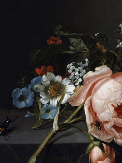 Detailausschnitt vom A4 Barock-Kunstdruck von Rachel Ruysch aus dem Jahr 1741. Es zeigt ein Stillleben mit rosa Rose, Käfer, Biene und zarten Feldblumen auf dunklem Grund.