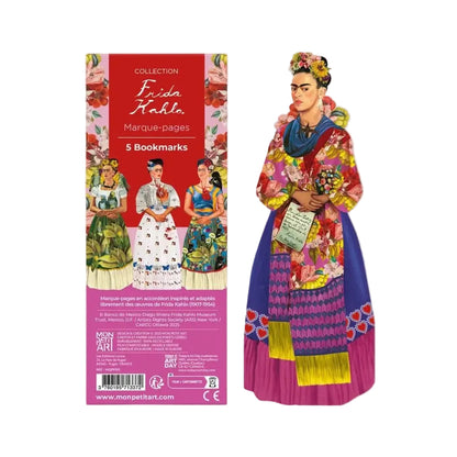 Produktverpackung der „Frida Kahlo Marque-pages“ von Mon Petit Art in Pink und Rot mit der Aufschrift „5 Bookmarks“. Daneben steht ein einzelnes, formgestanztes Lesezeichen, das Frida Kahlo in einer violetten und blauen Tracht mit einem bunten Schal, Blumen im Haar und einem Brief in der Hand zeigt.