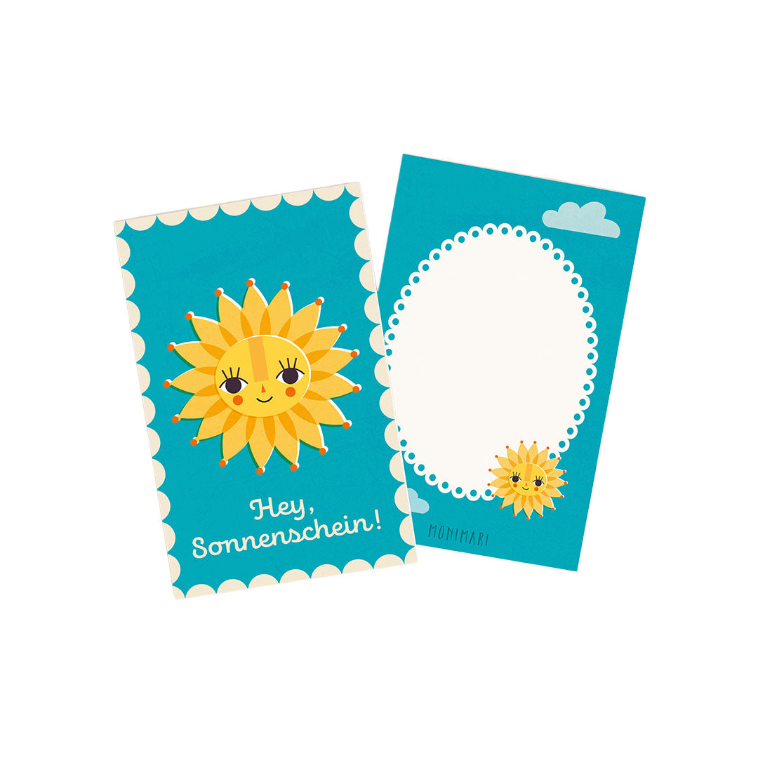 Minikarte von Monimari mit Sonne auf türkisblauem Hintergrund. Vorderseite: Eine lachende gelbe Sonne mit Strahlen und der Schriftzug „Hey, Sonnenschein!“. Rückseite: Türkisblauer Hintergrund mit weißem, geperltem Oval-Rahmen für Text, einer kleinen Wolke oben rechts und einer kleinen Sonne unten rechts.