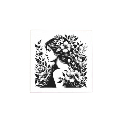 Schwarz-weiß Zeichnung einer Frau mit langen Haaren und Blumen, auf floral gemustertem Hintergrund
