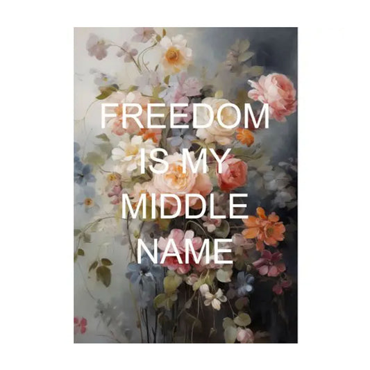Ein Blumenstrauß mit rosa, weißen und blauen Blumen vor einem verschwommenen Hintergrund. Der Text 'FREEDOM IS MY MIDDLE NAME' ist in großen, weißen Buchstaben in der Mitte.
