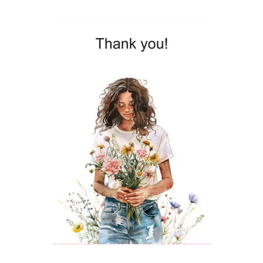 Frau mit lockigem Haar in weißem T-Shirt und Jeansshorts hält einen Strauß aus verschiedenen Blumen und steht vor einer floral gestalteten Hintergrundgrafik. Text: 'Thank you!'. 